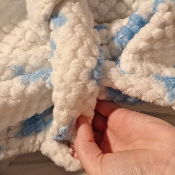 Fluffy robe with hood and tie belt - Picture 3 of 10